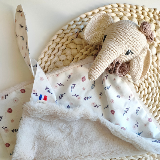 Doudou éléphant personnalisé. Doudou attache tétine.