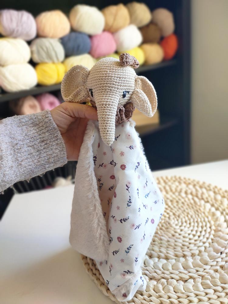 Doudou éléphant personnalisé. Doudou attache tétine.