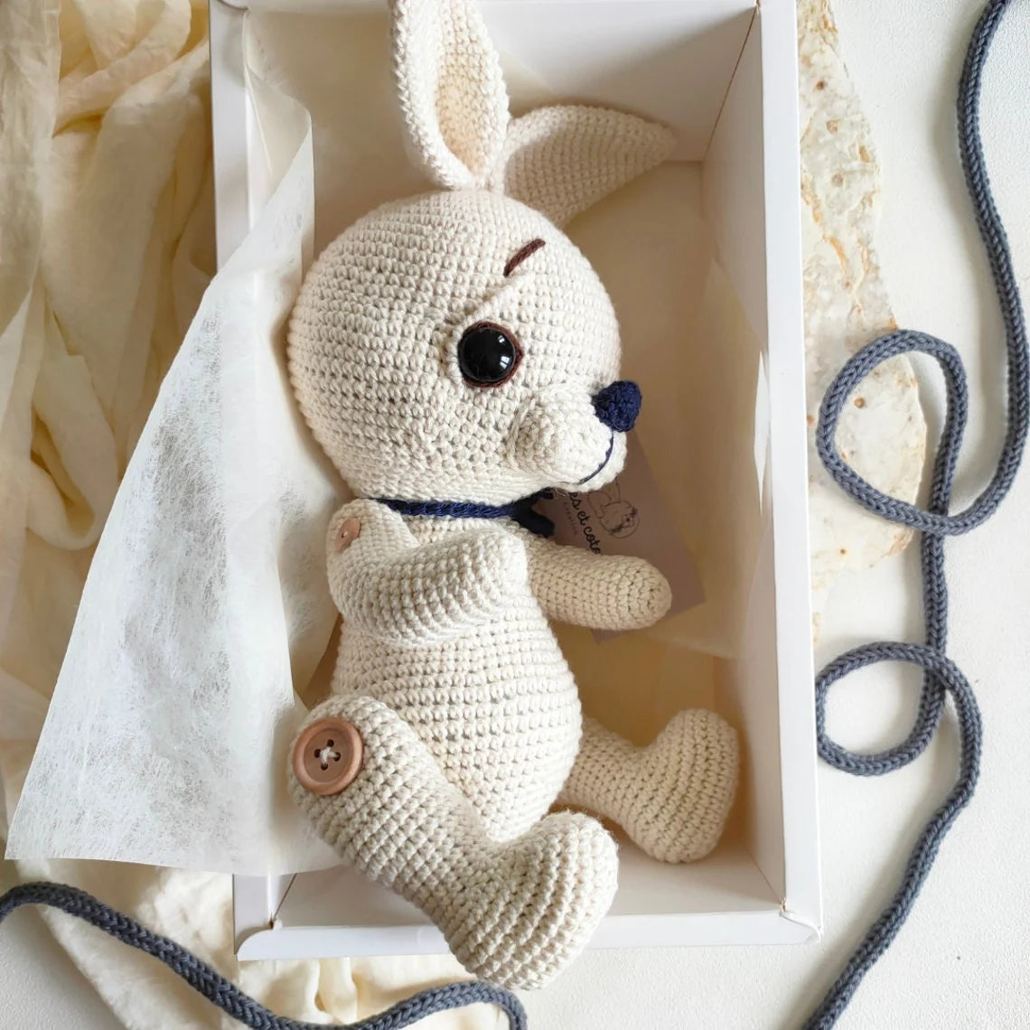 Lapin Sheldon au crochet, jouet fait à la main, amigurumi.