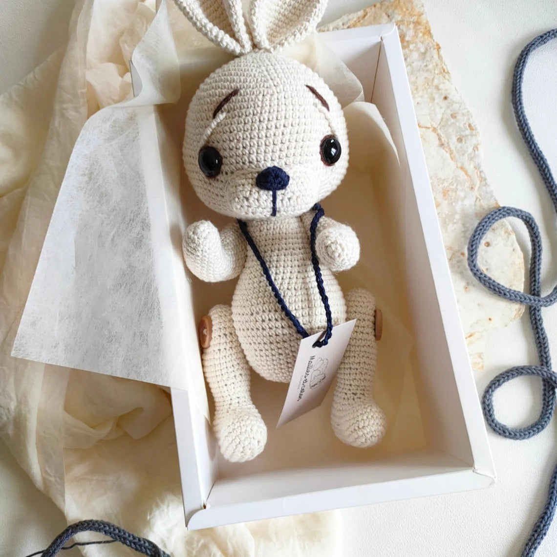 Lapin Sheldon au crochet, jouet fait à la main, amigurumi.