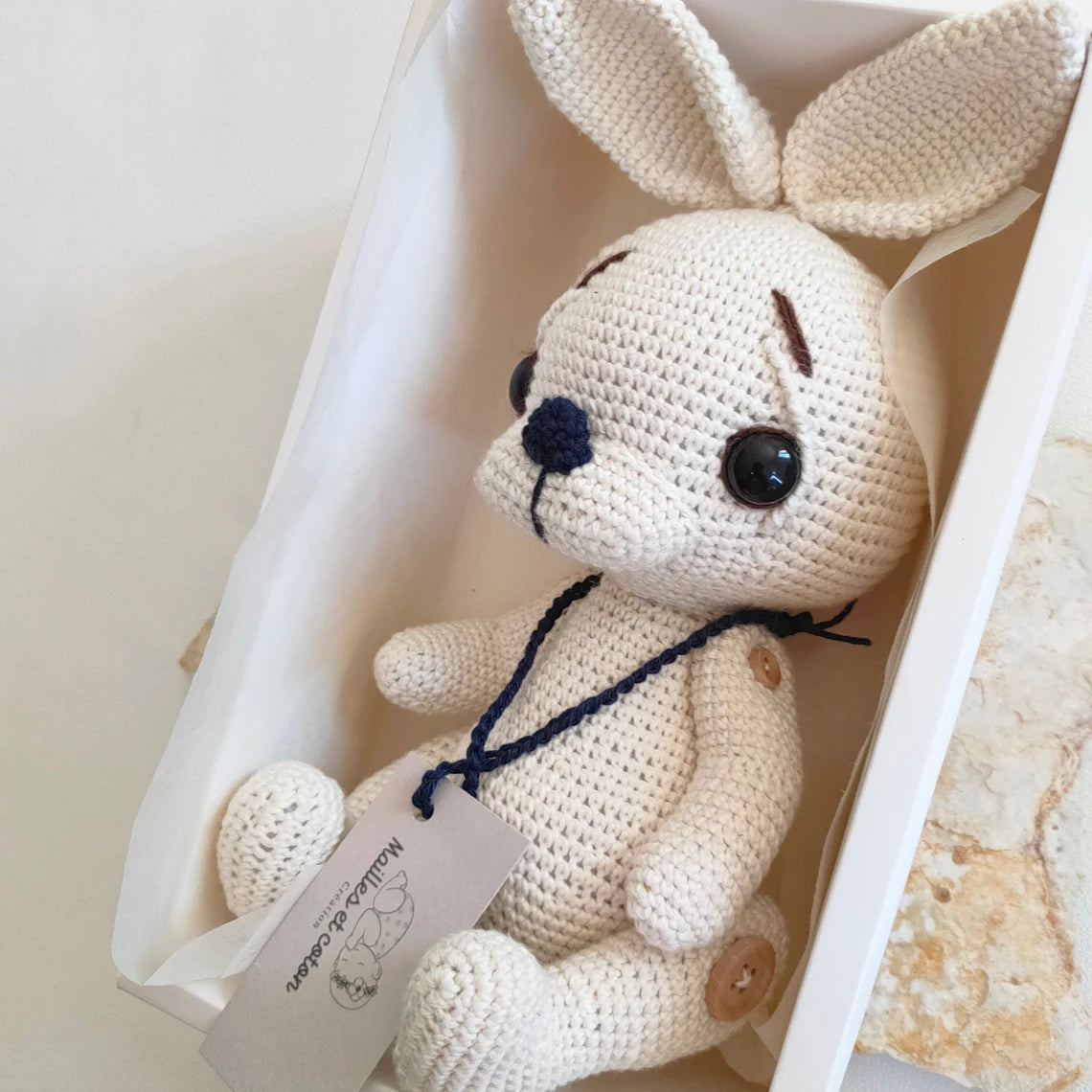 Lapin Sheldon au crochet, jouet fait à la main, amigurumi.