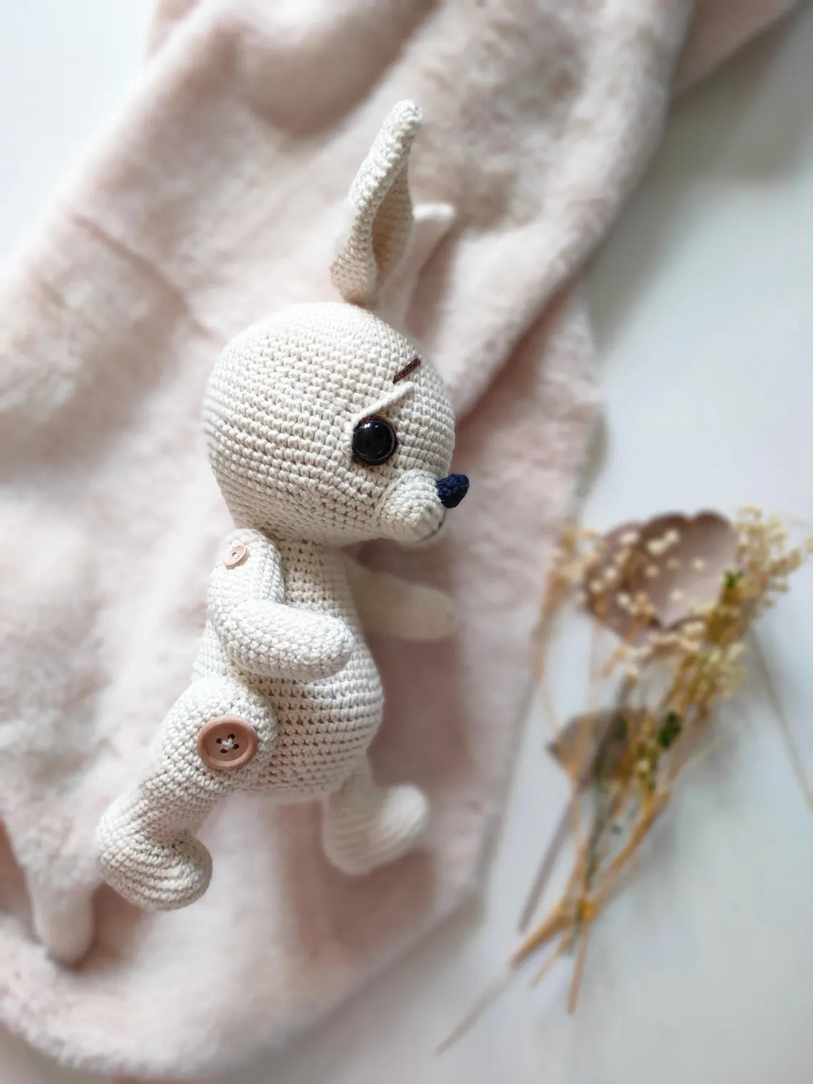 Lapin Sheldon au crochet, jouet fait à la main, amigurumi.