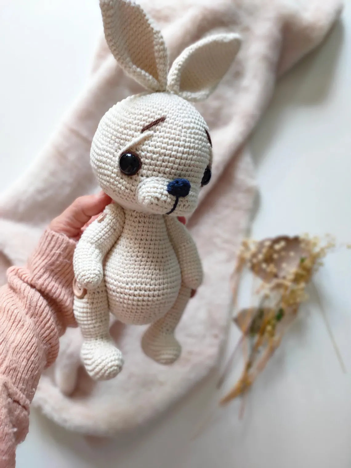 Lapin Sheldon au crochet, jouet fait à la main, amigurumi.