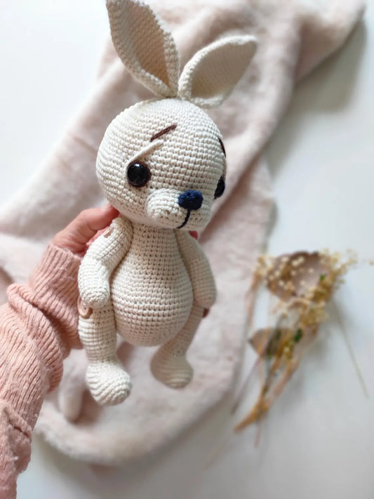 Lapin Sheldon au crochet, jouet fait à la main, amigurumi.