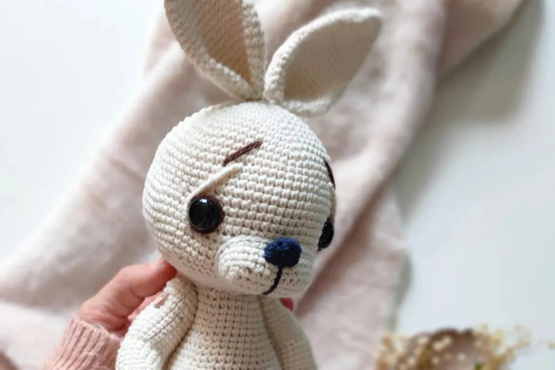 Lapin Sheldon au crochet, jouet fait à la main, amigurumi.